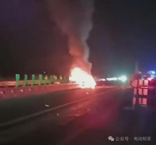 小米SU7事故遇难者家属删除博文(图4)
