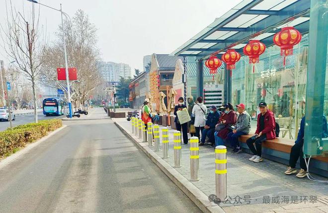 公交站台防撞柱是个有良心的好东西