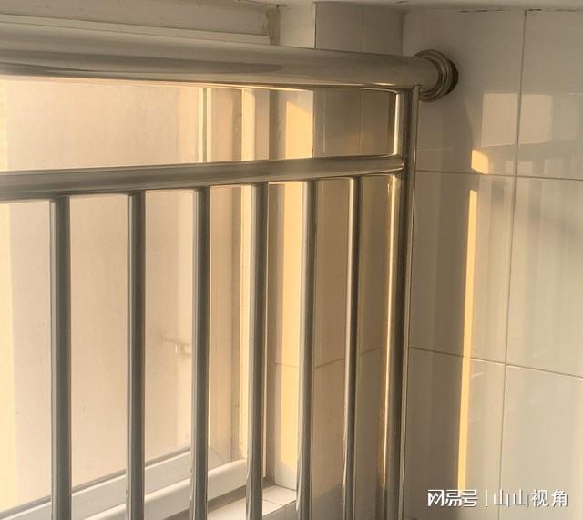 请不要网暴她！杭州9岁男孩27楼坠亡：家属哭晕3大致命隐患曝光(图2)