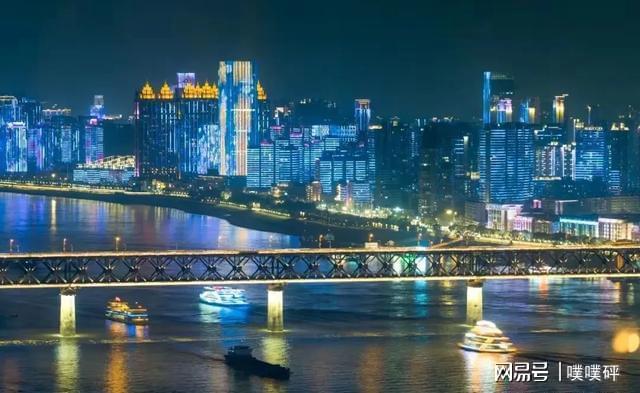武汉长江大桥增非机动车道引热议隔离护栏该不该装？