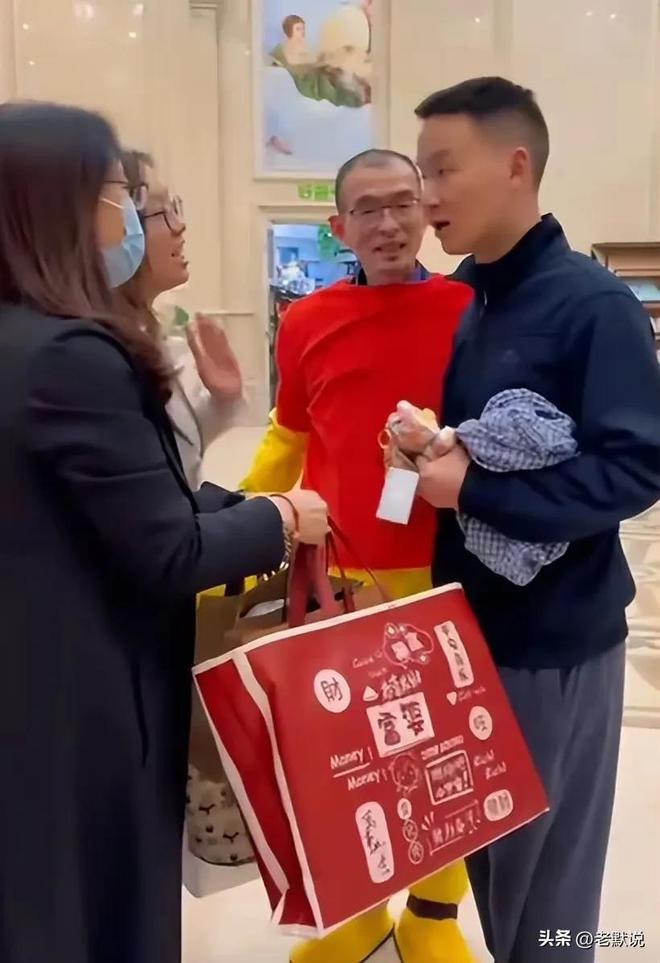 看看谢浩男亲妈的双腿再听听谢爸坐在奔驰里的豪言壮语太讽刺(图9)
