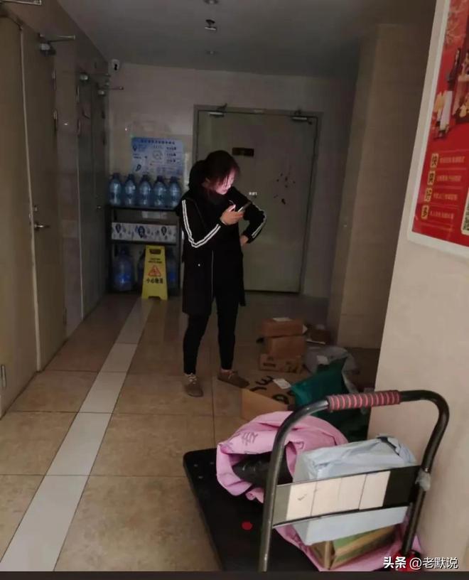 看看谢浩男亲妈的双腿再听听谢爸坐在奔驰里的豪言壮语太讽刺(图6)