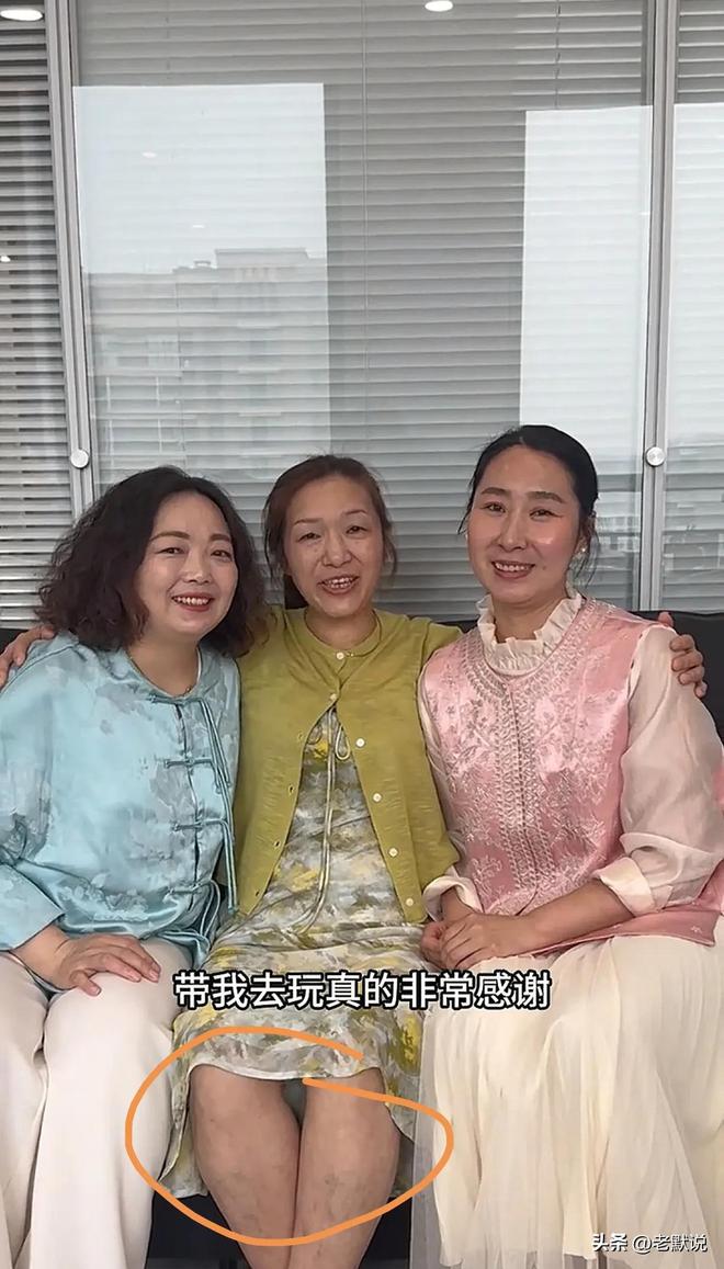 看看谢浩男亲妈的双腿再听听谢爸坐在奔驰里的豪言壮语太讽刺(图5)