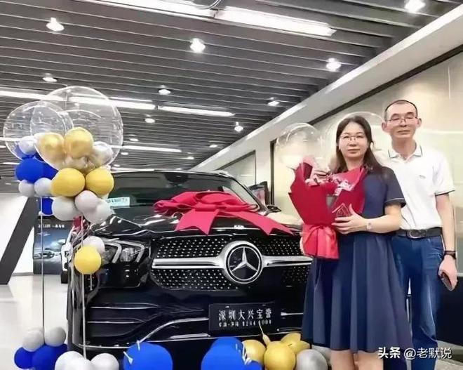 看看谢浩男亲妈的双腿再听听谢爸坐在奔驰里的豪言壮语太讽刺(图8)