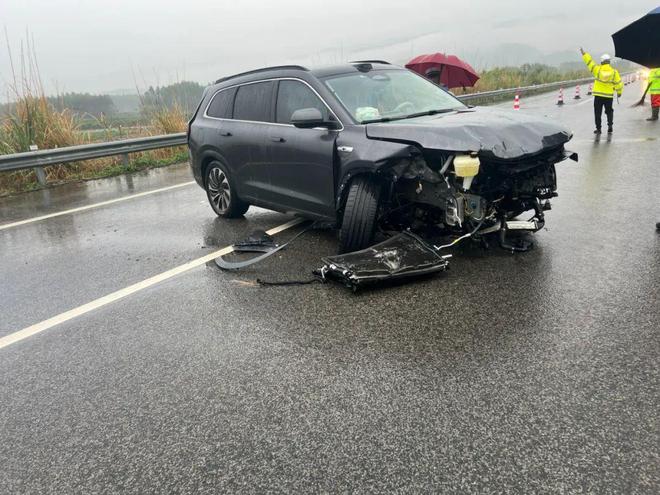 雨天高速遭遇爆胎车头被撞成碎片原因竟然是