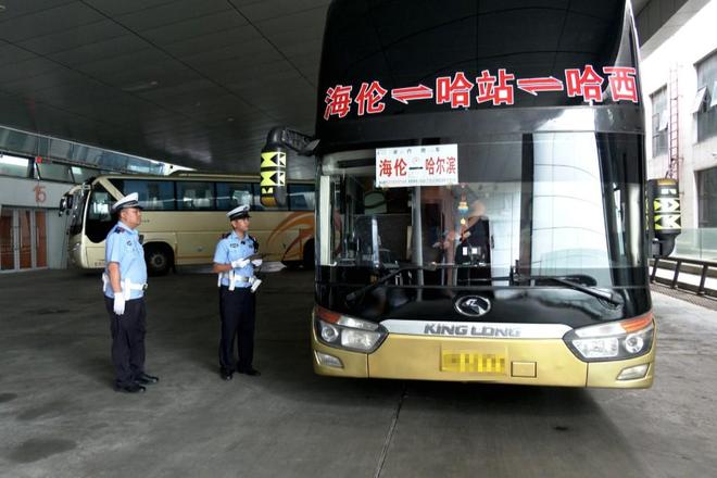 严查不系安全带、安全设施冰城交警规范客运车辆