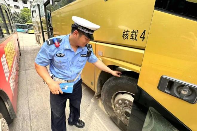 严查不系安全带、安全设施冰城交警规范客运车辆(图3)
