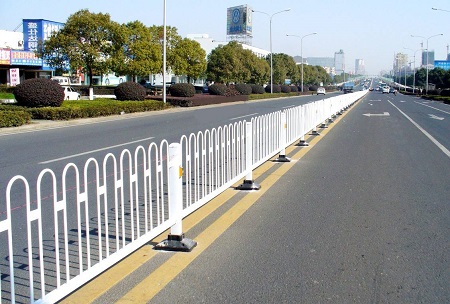 道路护栏的设计原则和注意事项是什么？