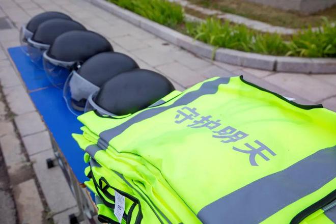 “一盔一甲”守护学生平安路