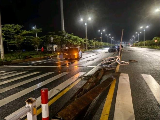 小车侧滑“横扫”护栏路牌致二次碰撞三车受损！(图2)