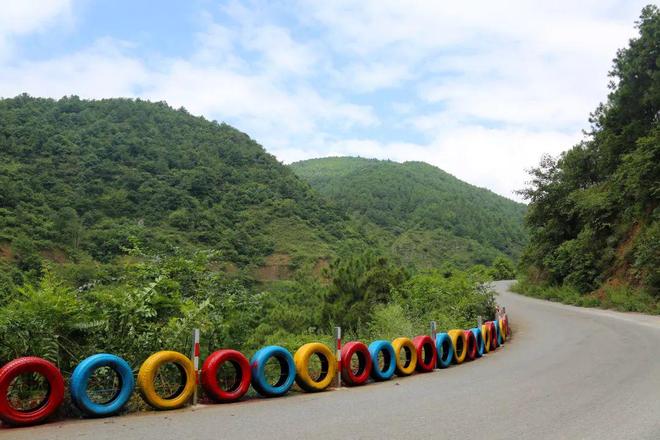 哲觉镇：山路筑起“彩虹”卫士