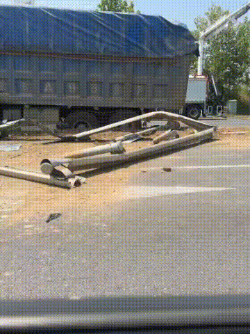 小汽车“稀碎”、工程车把隔离带“犁”了！滨海大道发生大车祸…(图2)