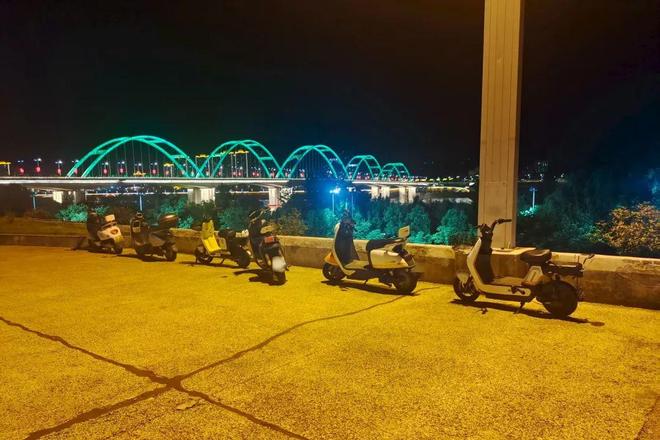 电动车、摩托车驶上城堤！能上吗？【959热线】