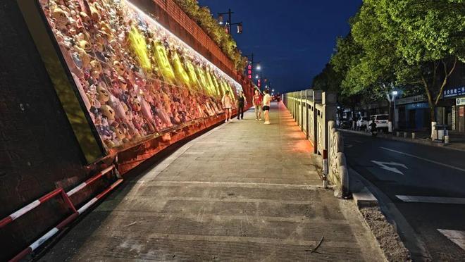 电动车、摩托车驶上城堤！能上吗？【959热线】(图5)