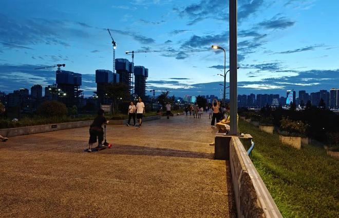 电动车、摩托车驶上城堤！能上吗？【959热线】(图2)