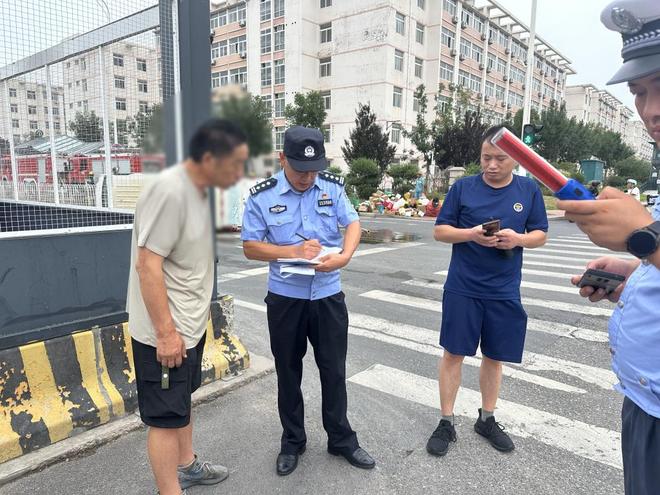 “幸亏遇见了你们！”面包车撞护栏冒浓烟他们组成“传送带”除隐患(图2)