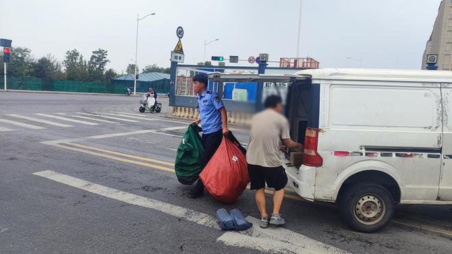“幸亏遇见了你们！”面包车撞护栏冒浓烟他们组成“传送带”除隐患