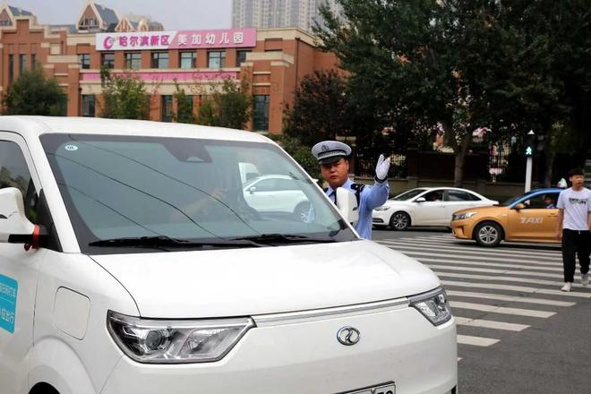 优化交通标志标线、增设隔离防护设施冰城交警多举措护航“哈马”(图5)
