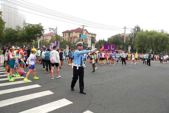 优化交通标志标线、增设隔离防护设施冰城交警多举措护航“哈马”(图6)