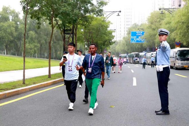 优化交通标志标线、增设隔离防护设施冰城交警多举措护航“哈马”(图7)