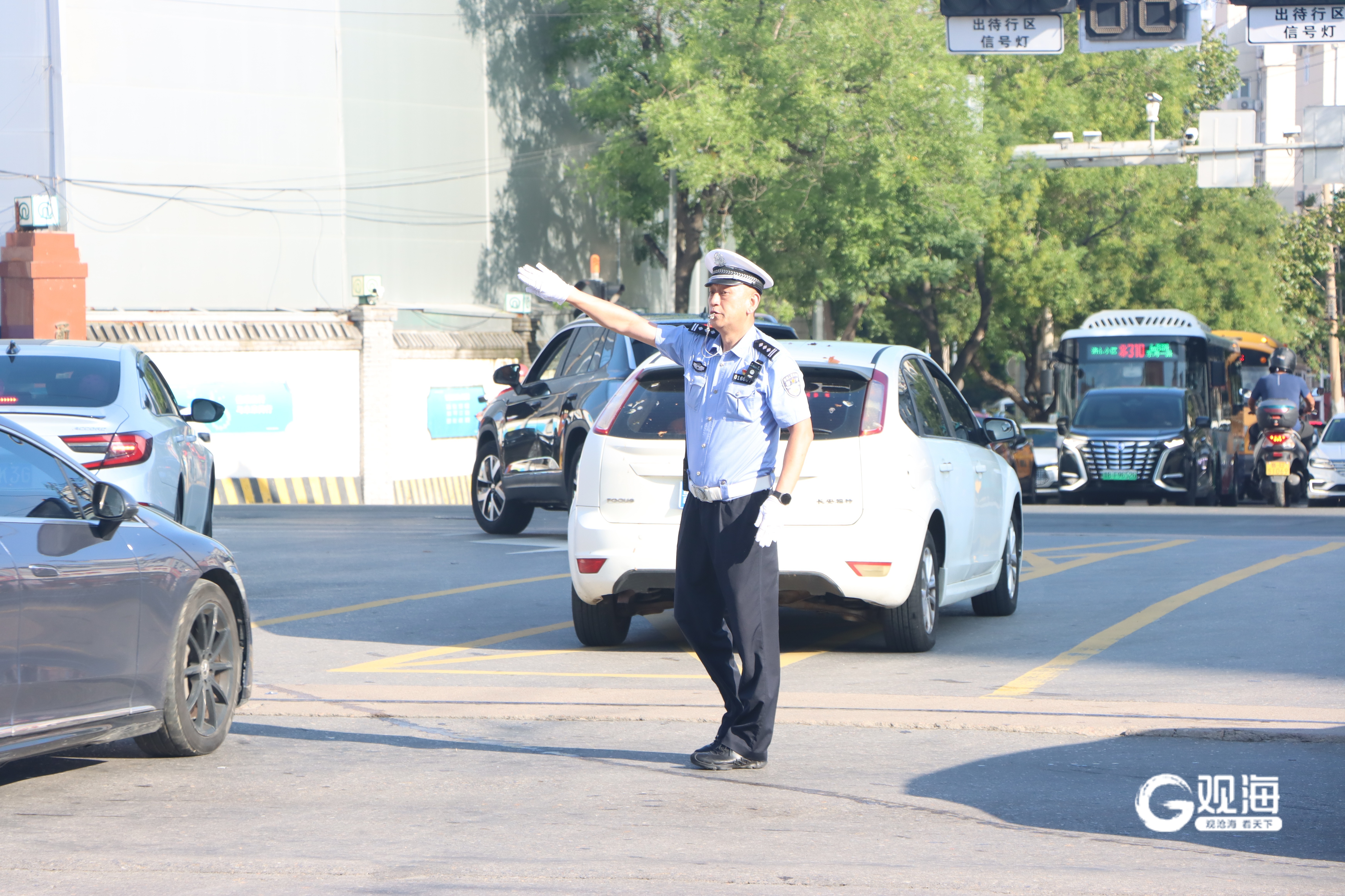 青岛交警多措并举守护开学季保障校园交通安全(图2)