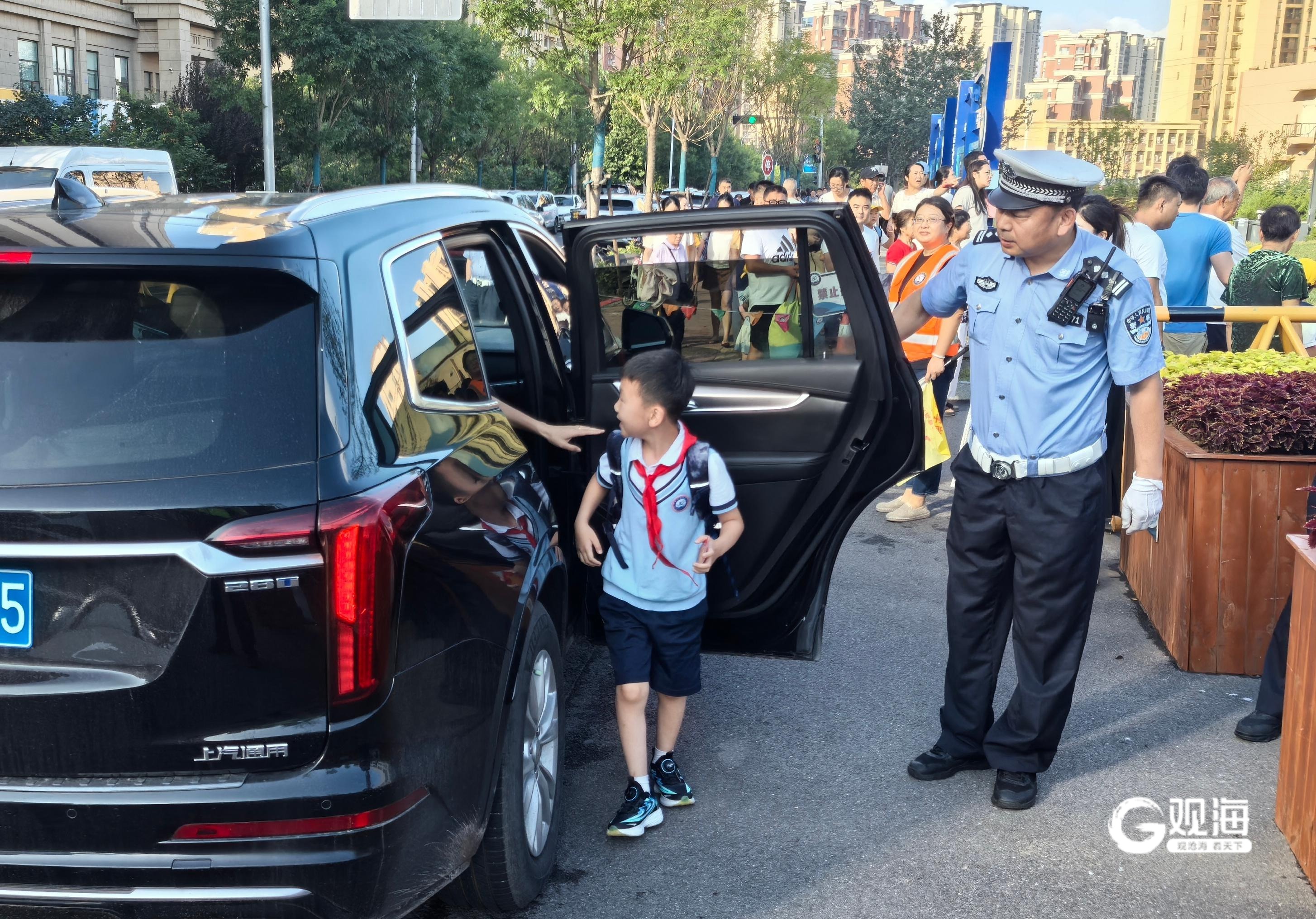 青岛交警多措并举守护开学季保障校园交通安全(图4)