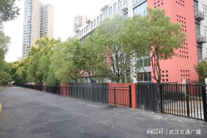 哇塞公园里放学啦！武汉汉阳交警破解学校周边拥堵出新招(图3)