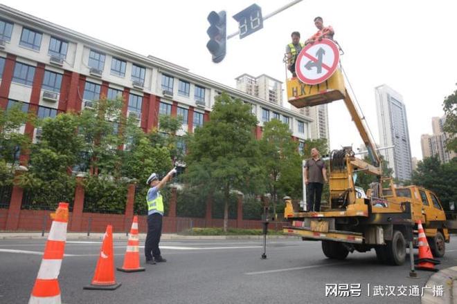 哇塞公园里放学啦！武汉汉阳交警破解学校周边拥堵出新招(图5)