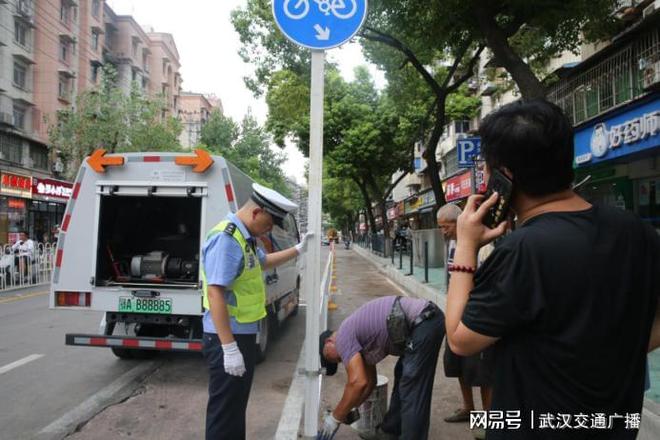 哇塞公园里放学啦！武汉汉阳交警破解学校周边拥堵出新招(图8)