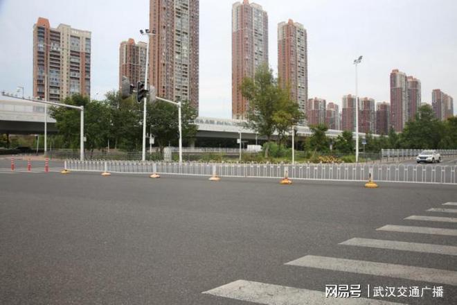 哇塞公园里放学啦！武汉汉阳交警破解学校周边拥堵出新招(图6)