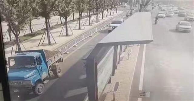 司机撞坏护栏后离开交警：也属交通肇事逃逸(图2)