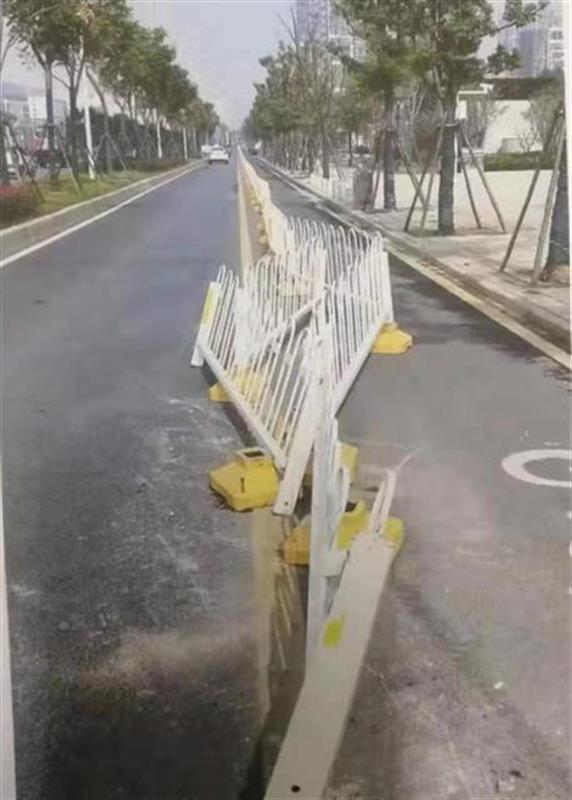 司机撞坏护栏后离开交警：也属交通肇事逃逸(图3)