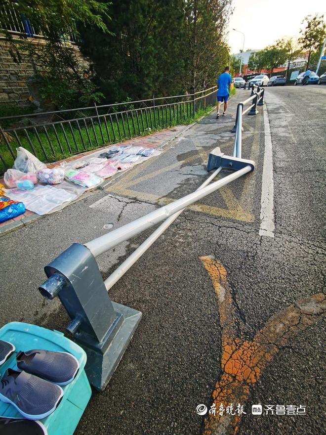 情报站济南七里山西路附近一段交通护栏歪倒脱落存隐患待修复(图3)