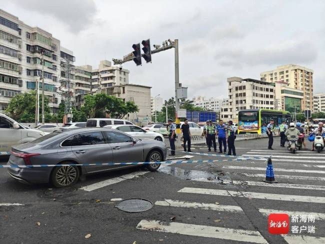 海口一小轿车撞倒数十米护栏幸无人员伤亡(图3)