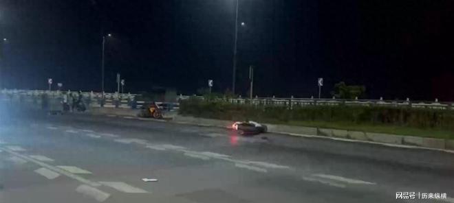 重庆摩托飙车2人死亡曝光女子半身挂护栏知情者曝更多(图3)
