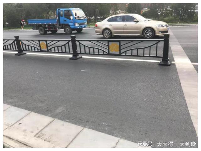 机动车隔离护栏：保障交通安全的重要防护装置(图2)