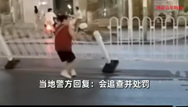 女子过马路推倒护栏民警发现赶紧扶起女子却躲远处静观(图5)