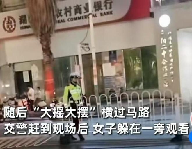 女子过马路推倒护栏民警发现赶紧扶起女子却躲远处静观(图3)