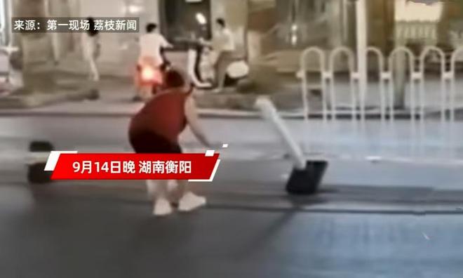 女子过马路推倒护栏民警发现赶紧扶起女子却躲远处静观
