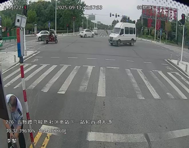 武汉公交司机李黎：看到护栏挡路他停下车和市民一起挪回原位