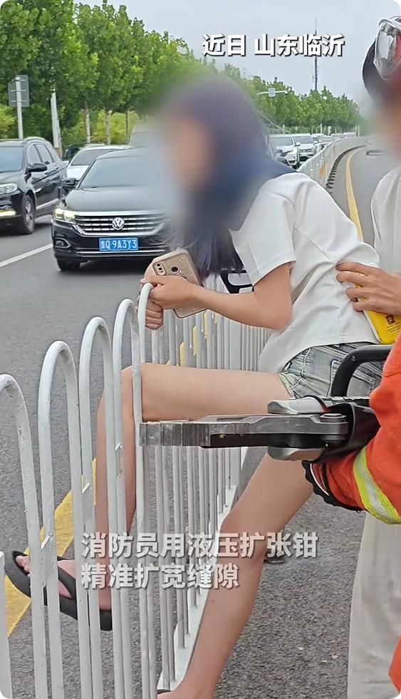 精神小妹横穿马路被卡护栏上路人忍不住想笑：帮不上忙等消防(图4)