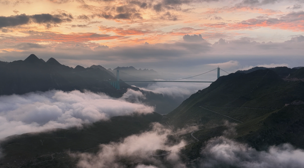 花江峡谷大桥：云雾中的世界级奇观