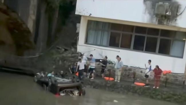 小汽车撞倒护栏坠桥律师救人律师团建勇救落水者