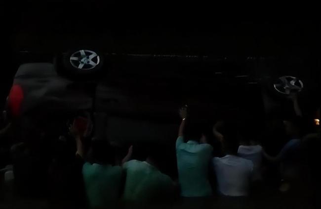 小汽车撞倒护栏坠桥律师救人律师团建勇救落水者(图3)