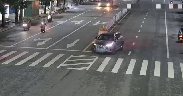 “哐当”撞飞护栏就想溜？广西无证司机逆行逃逸交警：抓！(图2)