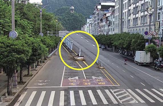 “哐当”撞飞护栏就想溜？广西无证司机逆行逃逸交警：抓！