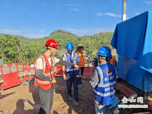 节日我在岗交通建设者抓质量抢进度保安全