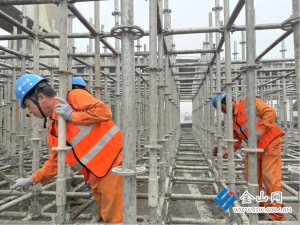 节日我在岗交通建设者抓质量抢进度保安全(图4)