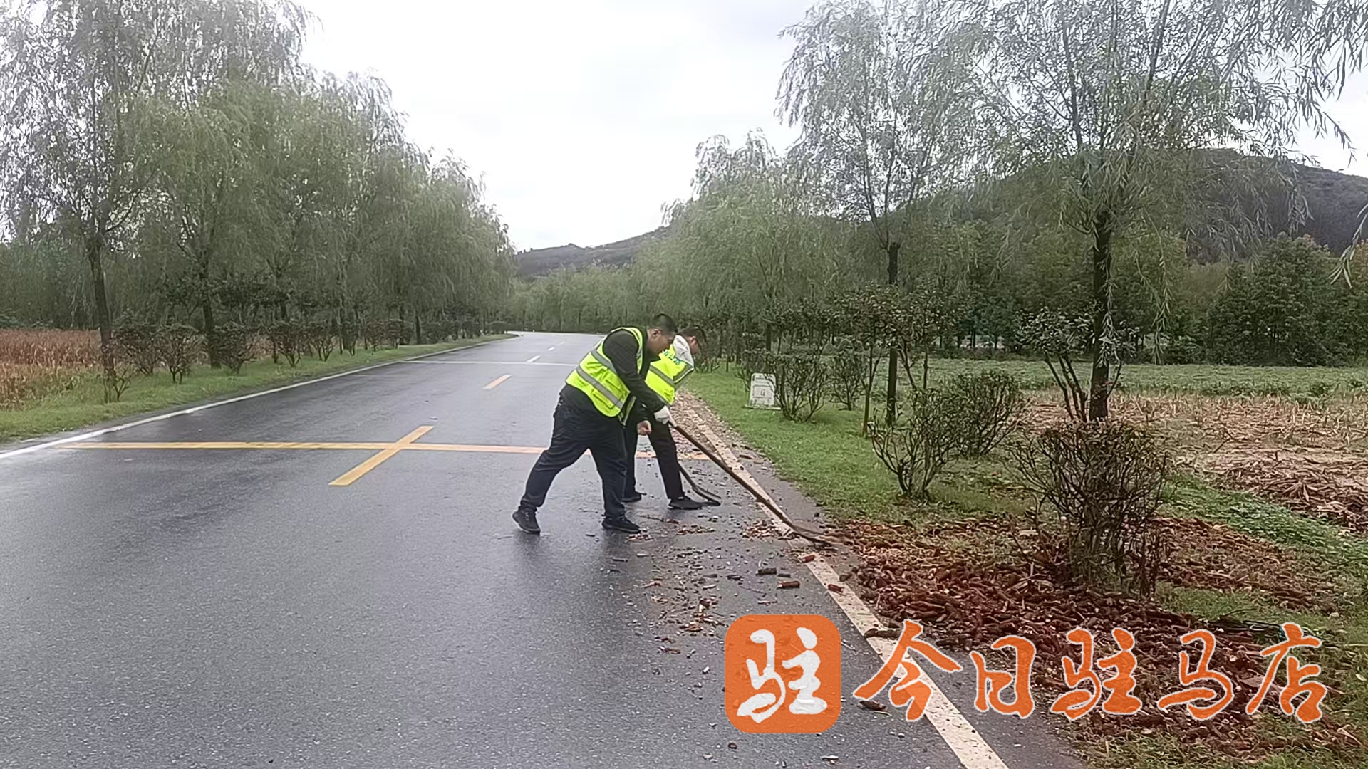 节日我在岗确山公路人全力护航“双节”平安路