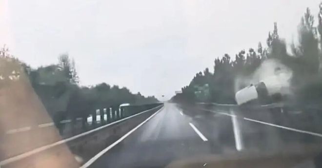 SUV疑打滑失控撞护栏翻滚女子高速路上被甩到空中交警提醒(图2)
